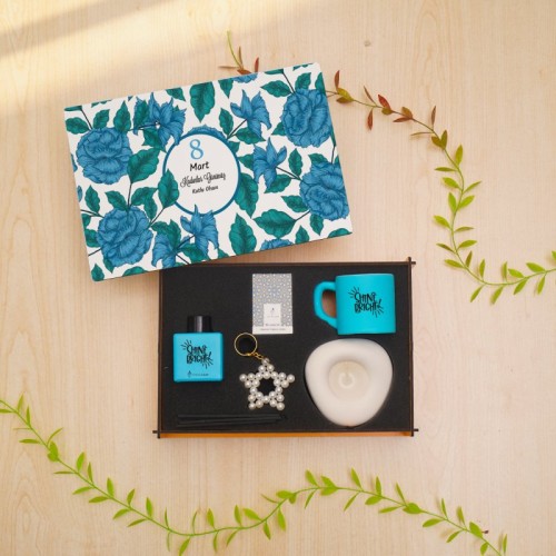 Kadınlar Günü Hediye Seti – Ahşap Kutu, Fincan, Türk Kahvesi, Oda Kokusu ve Anahtarlık